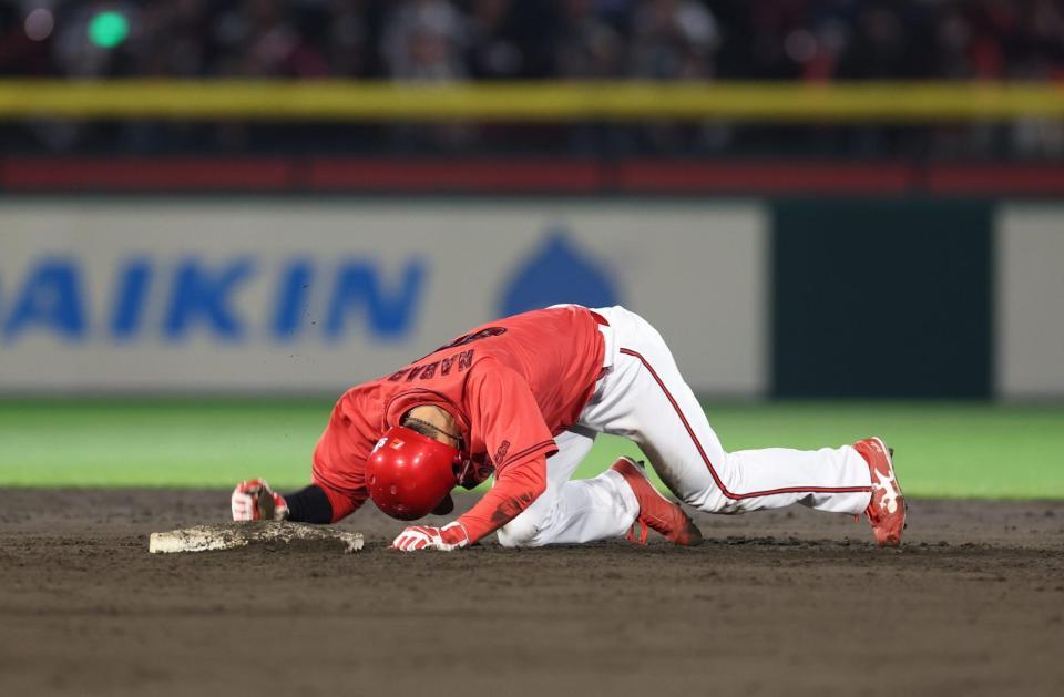 ７回、二盗に失敗しグラウンドをたたいて悔しがる名原（撮影・金田祐二）