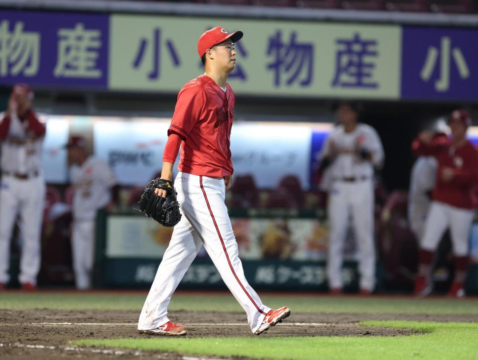 ７回、村林の逆転２点二塁打でがっくりの玉村（撮影・金田祐二）