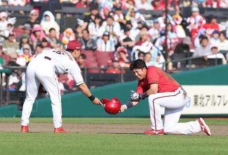 ８回、名原の打球が当たり守備妨害の野間（撮影・金田祐二）