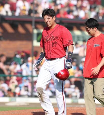 ８回、名原の打球が当たり守備妨害の野間（撮影・金田祐二）