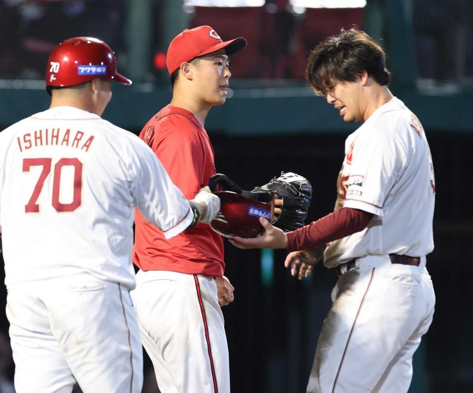 ７回、村林の逆転２点打でがっくりの玉村（撮影・金田祐二）