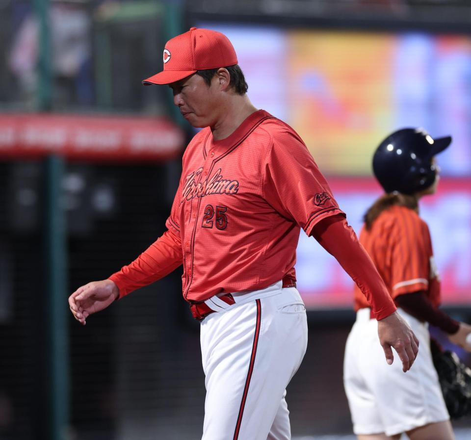 厳しい表情の新井監督（撮影・金田祐二）