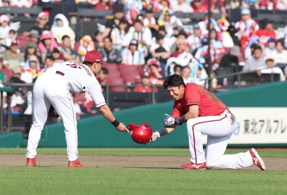 ８回、名原の打球が当たり守備妨害の野間（撮影・金田祐二）