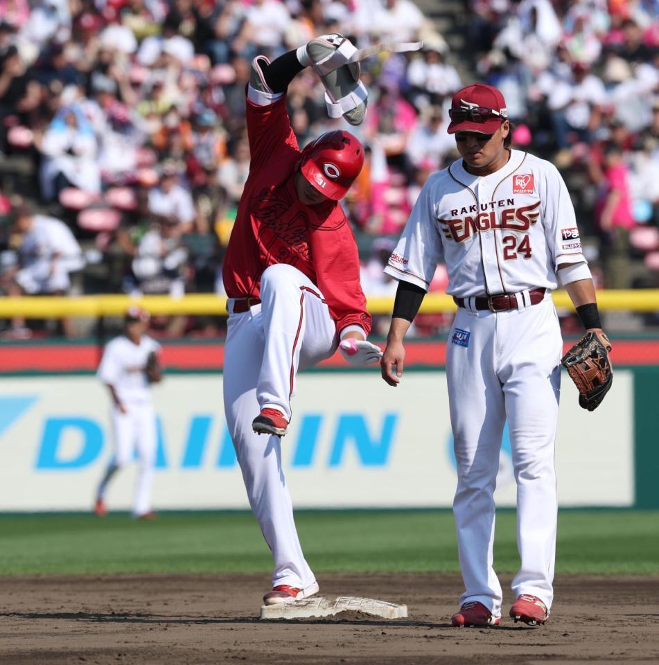 ５回、二塁打を放ち“大谷ポーズ”の坂倉（撮影・金田祐二）