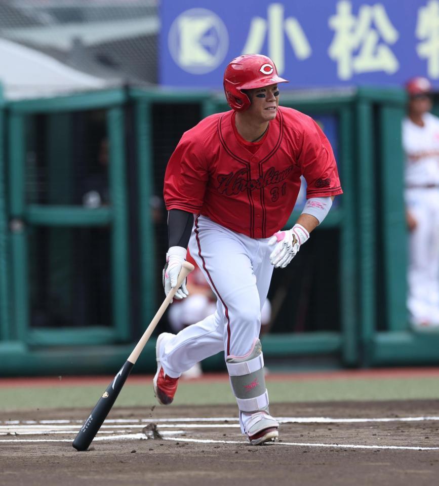 １回、右前に先制適時打を放つ坂倉（撮影・金田祐二）