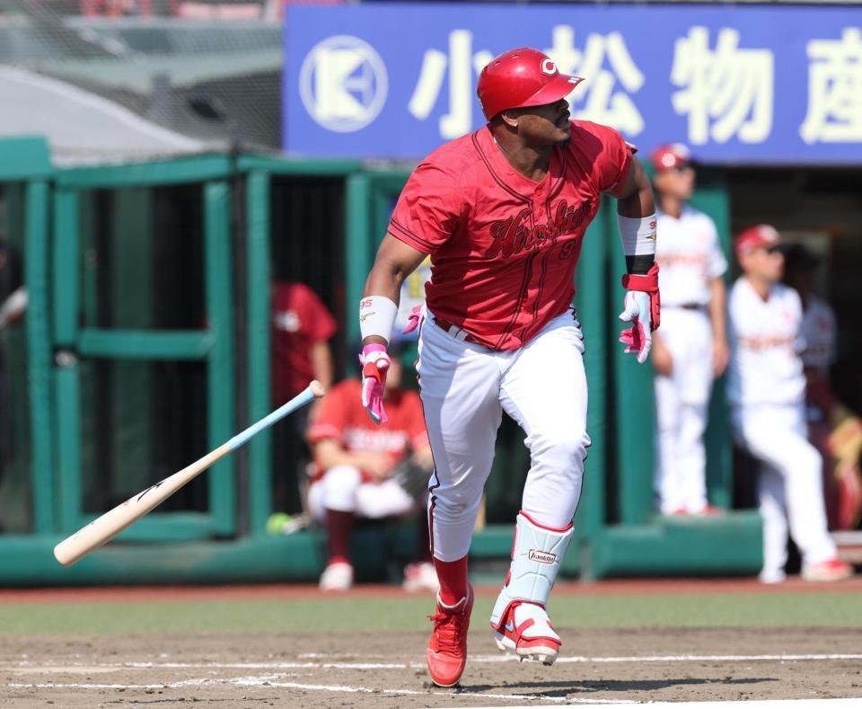 ５回、適時二塁打を放つモンテロ（撮影・金田祐二）