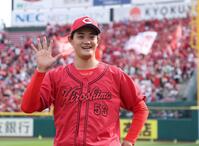 ５勝目を挙げ笑顔の岡本（撮影・金田祐二）