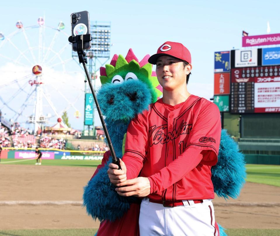 完封勝利を挙げ自撮りで笑顔の森下（撮影・金田祐二）