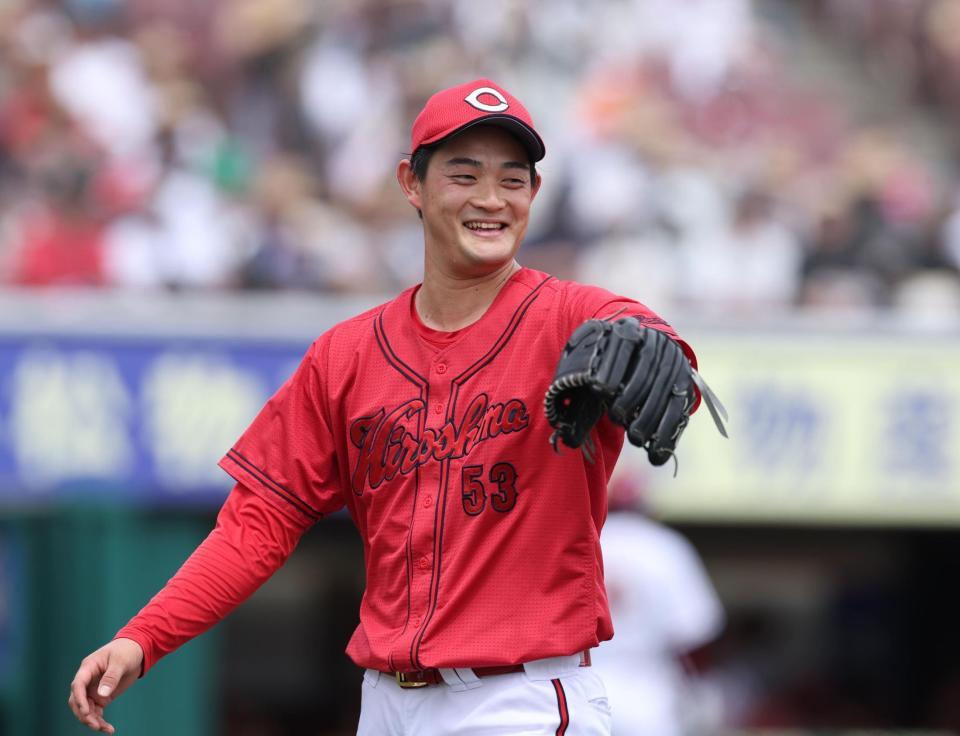 笑顔でベンチに戻る岡本（撮影・金田祐二）