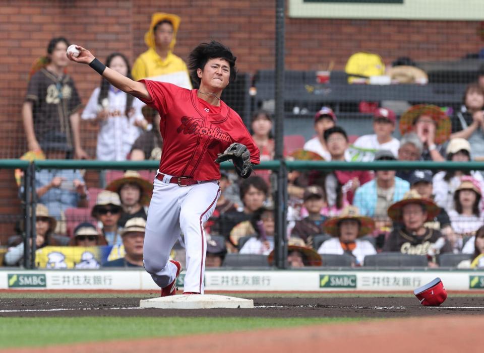 ６回、平良の三ゴロで好守の佐々木（撮影・金田祐二）
