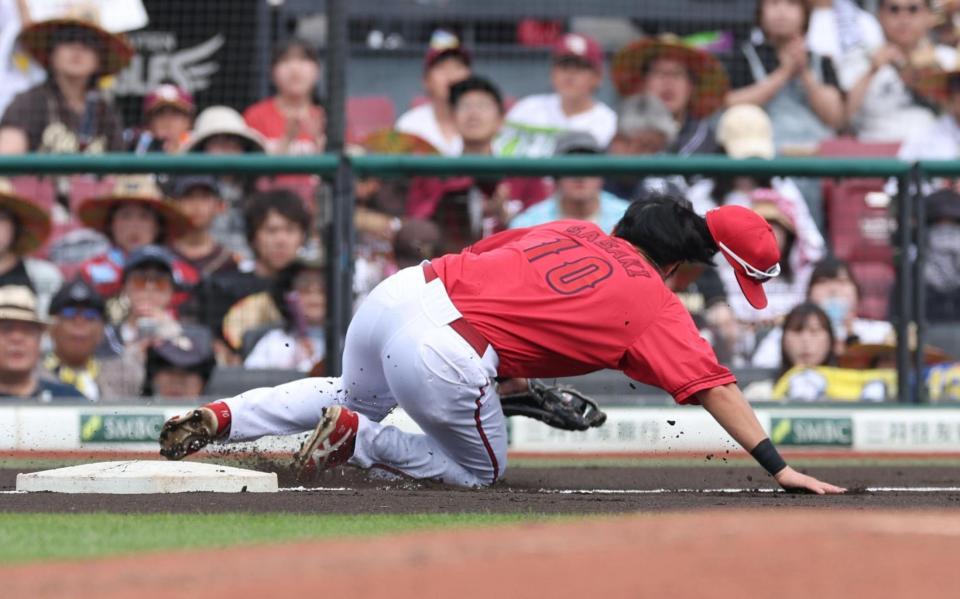 ６回、平良の三ゴロで好守の佐々木（撮影・金田祐二）