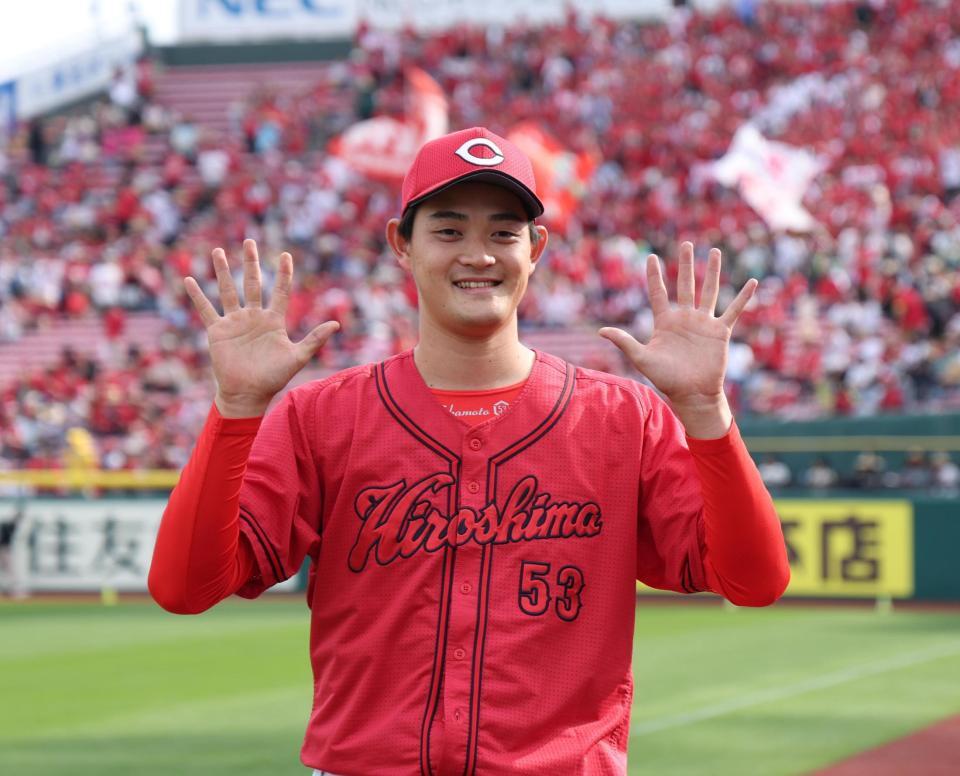 ５勝目を挙げ笑顔の岡本（撮影・金田祐二）