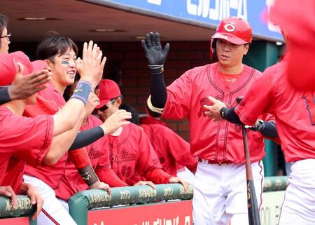１回、先制ソロを放ちナインに迎えられる大盛（撮影・金田祐二）