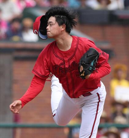 帽子を飛ばして力投する岡本（撮影・金田祐二）