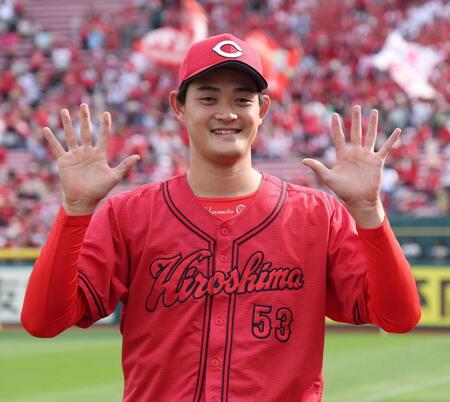 ５勝目を挙げ笑顔の岡本