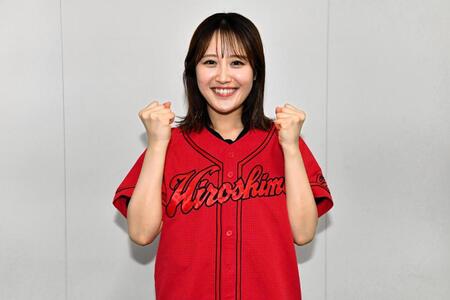 ポーズを決める梶谷アナ(撮影・畠山賢大）