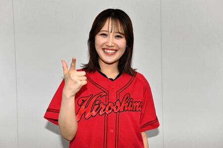 ポーズを決める梶谷アナ(撮影・畠山賢大）