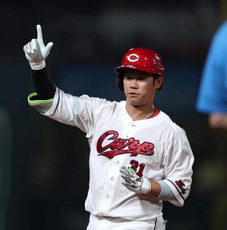 ６回、中前打を放ち、ポーズをとる坂倉（撮影・北村雅宏）