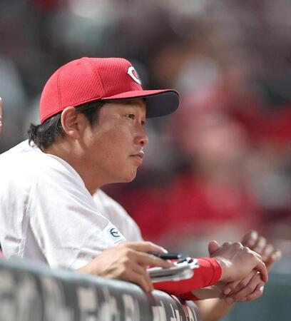 ５回の攻撃をベンチから見る新井監督（撮影・北村雅宏）