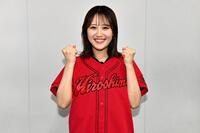 ポーズを決める梶谷アナ(撮影・畠山賢大）