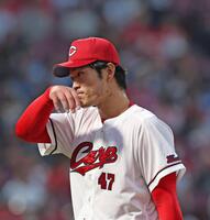 ４回、先制点を失い、ベンチに戻る斉藤（撮影・北村雅宏）