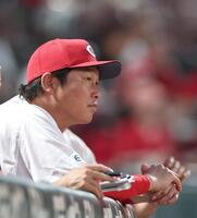 ５回の攻撃をベンチから見る新井監督（撮影・北村雅宏）