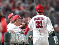 ８回、内野安打を放った坂倉を迎える新井監督（左）＝撮影・北村雅宏