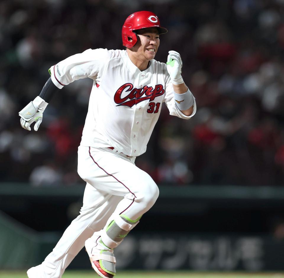 ８回、遊ゴロを放ち、駆け出した坂倉は内野安打をもぎ取る（撮影・北村雅宏）