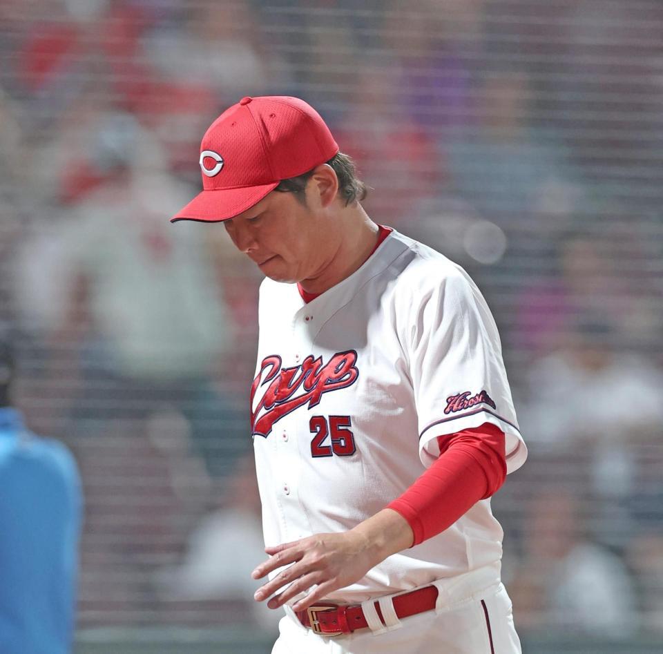 ５回を終え、選手交代を告げた新井監督はベンチに戻る（撮影・北村雅宏）