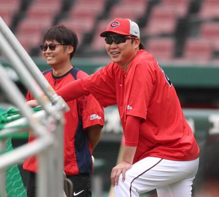 練習を見守る新井監督（右）＝撮影・北村雅宏