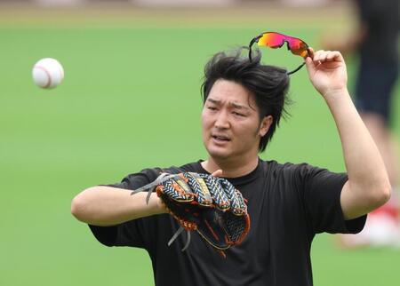 キャッチボールする広島・床田寛樹＝マツダ（撮影・北村雅宏）
