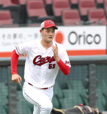 走り込む岡本（撮影・北村雅宏）