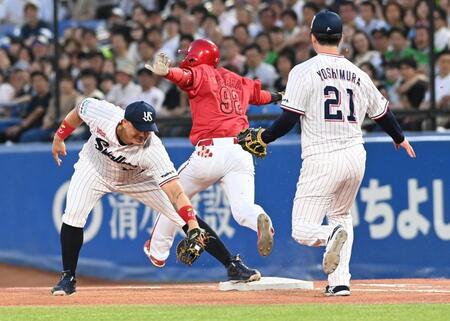 ４回、投前ヒットを放ち一塁セーフとなる名原（中央）＝撮影・園田高夫