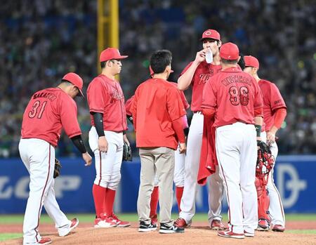 ４回、内野守備の乱れで大量５点を奪われたターノック（左から４人目）＝撮影・園田高夫