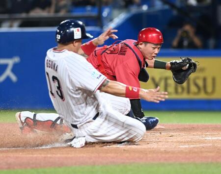 ４回、武岡の遊ゴロでオスナの先制ホームを許した持丸（右）＝撮影・園田高夫