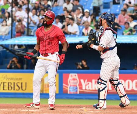 ２回、空振り三振に倒れたファビアン（左）＝撮影・園田高夫