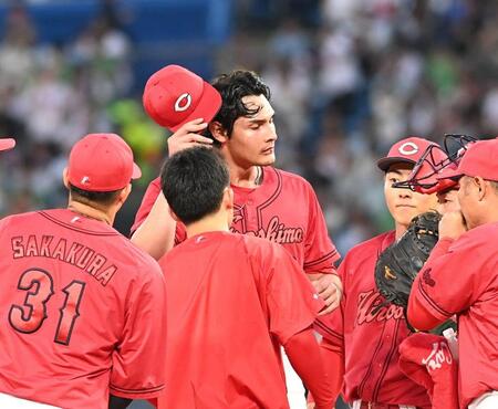 ３回、ピンチを背負い苦しそうな表情のターノック（中央）＝撮影・園田高夫