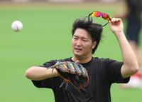 キャッチボールする広島・床田寛樹＝マツダ（撮影・北村雅宏）