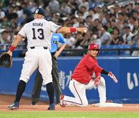 ４回、打者・菊池のとき一塁けん制アウトとなった名原（右）＝撮影・園田高夫
