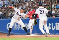 ４回、投前ヒットを放ち一塁セーフとなる名原（中央）＝撮影・園田高夫
