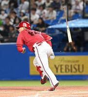 ８回、中前打を放った佐藤啓（撮影・園田高夫）