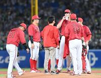 ４回、内野守備の乱れで大量５点を奪われたターノック（左から４人目）＝撮影・園田高夫