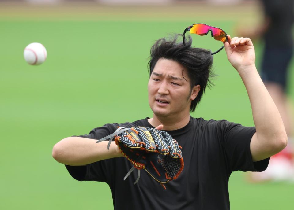 キャッチボールする広島・床田寛樹＝マツダ（撮影・北村雅宏）