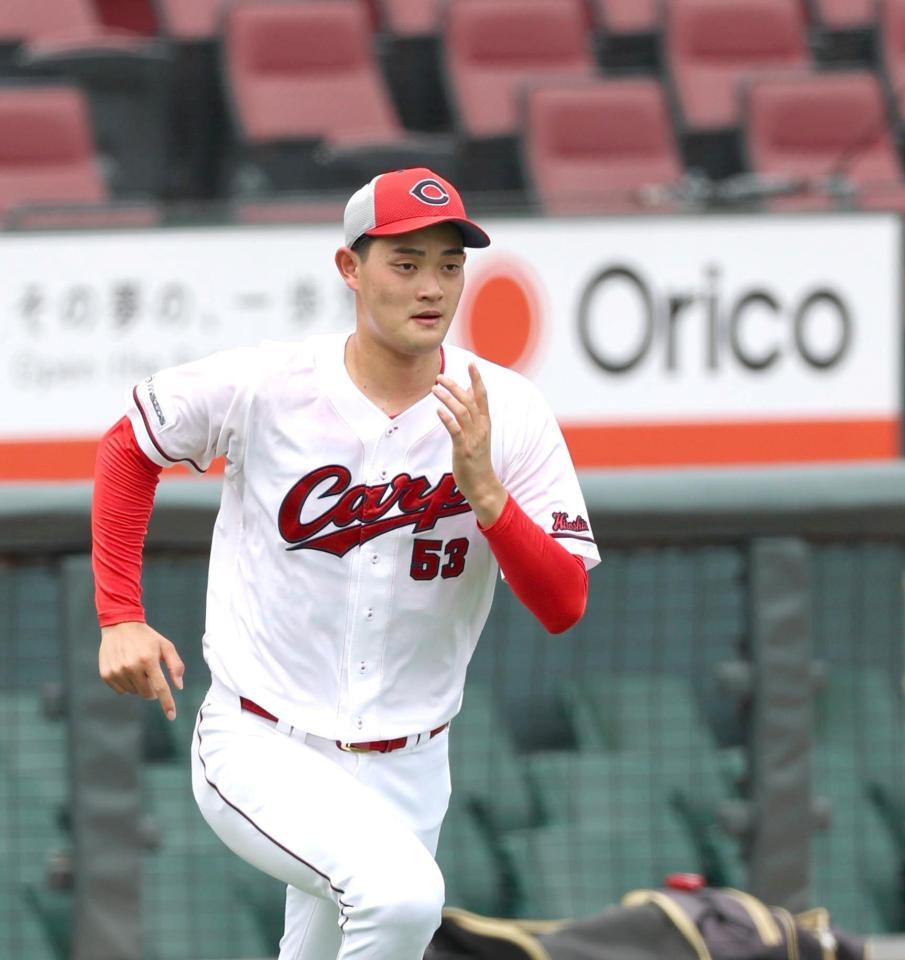 走り込む岡本（撮影・北村雅宏）