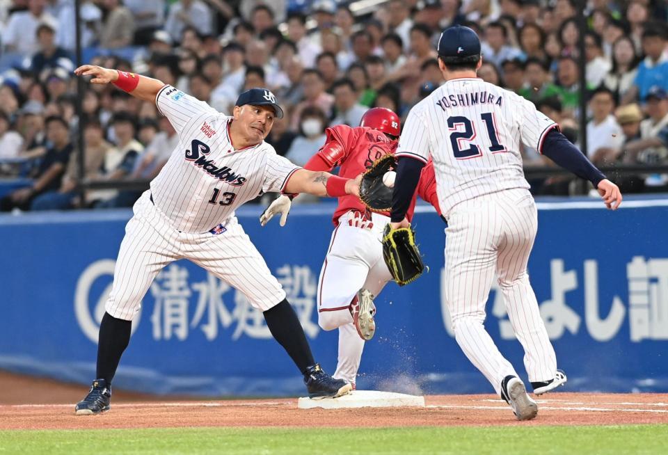 ４回、投前ヒットを放ち一塁セーフとなる名原（中央）＝撮影・園田高夫