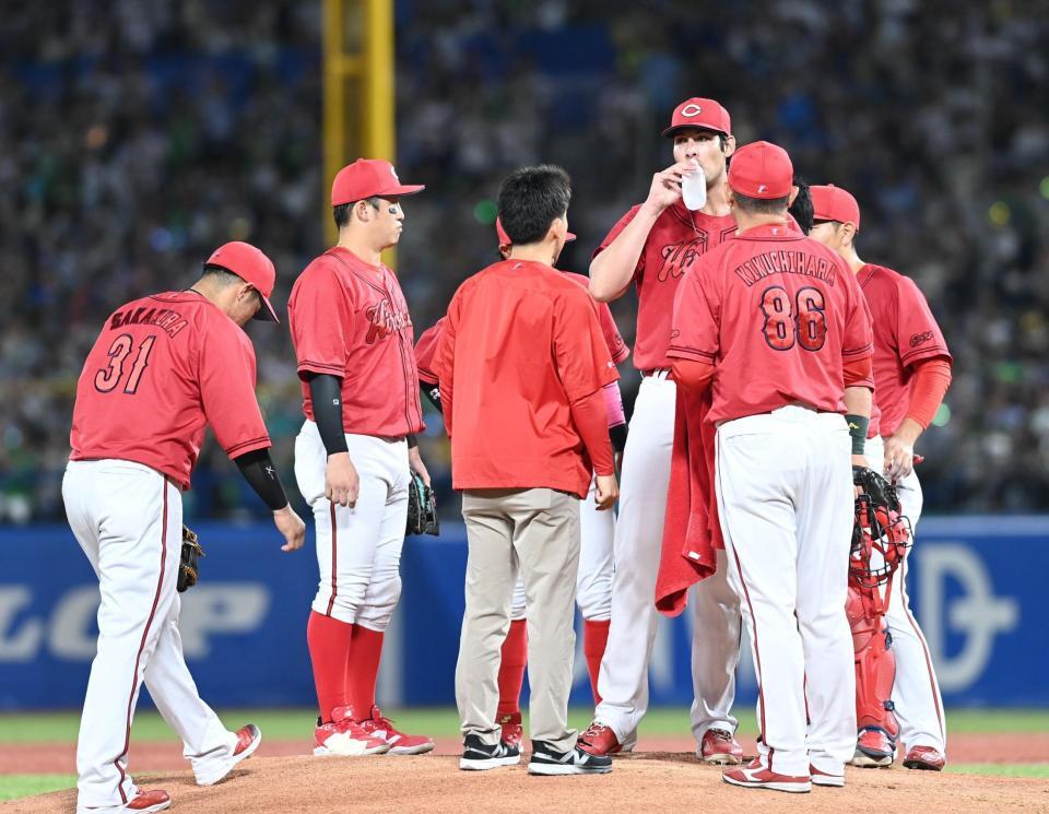 ４回、内野守備の乱れで大量５点を奪われたターノック（左から４人目）＝撮影・園田高夫