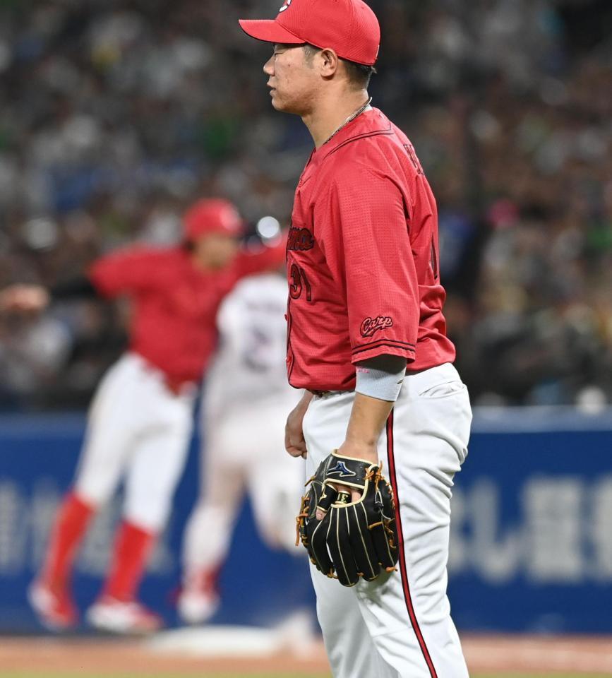 ４回、吉村の三ゴロを処理し一塁へ悪送球。ぼうぜんとする坂倉（撮影・園田高夫）