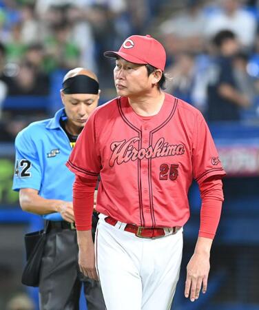 ８回、選手交代を告げる新井監督（撮影・園田高夫）