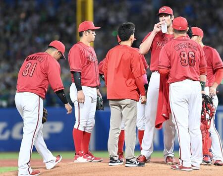 ４回、内野守備の乱れで大量５点を奪われたターノック（左から４人目）＝撮影・園田高夫