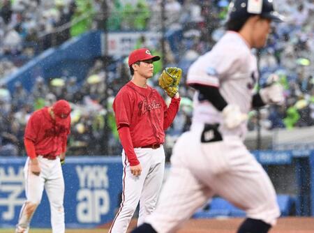 ３回、増田の勝ち越しソロを浴びた森下（中央）＝撮影・園田高夫